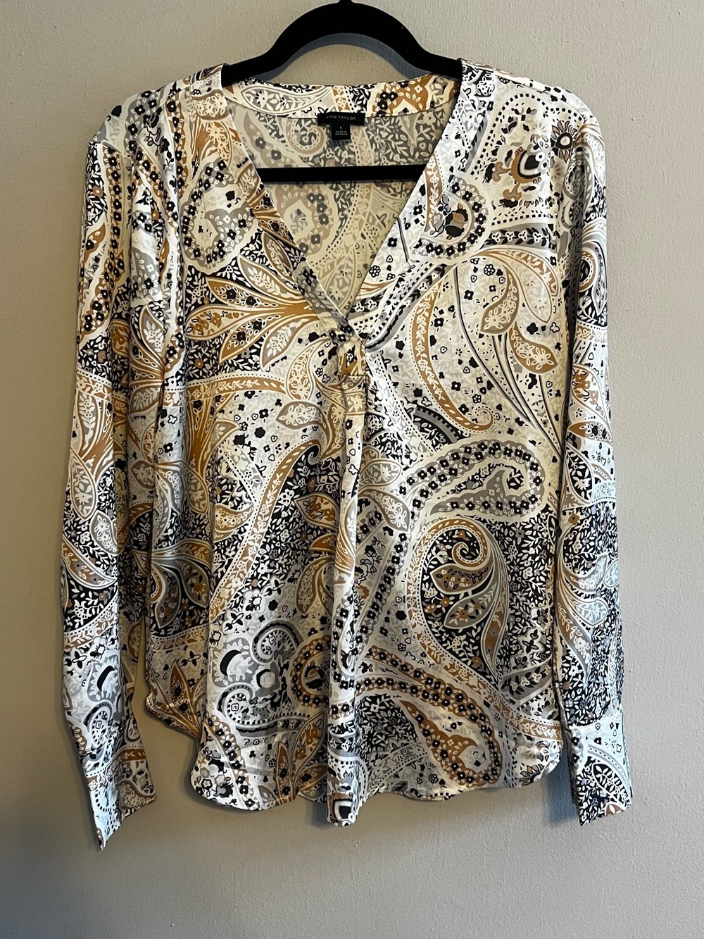 Ann Taylor Paisley V-Neck Long Sleeve Blouse in White, Gold, and Black Womens S